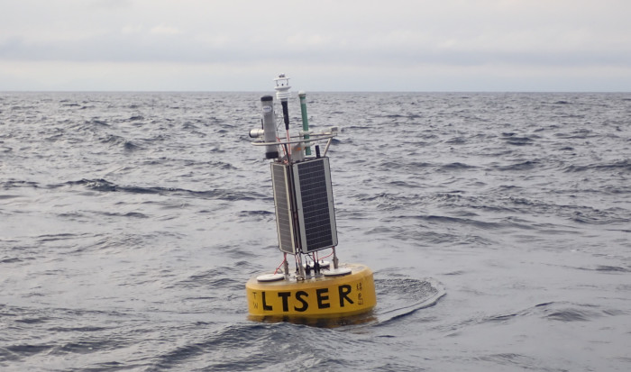 歷經層層關卡，於2025年設置完成的「海氣象觀測浮標」。