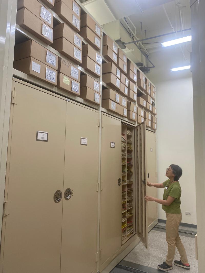 館員與中研院植標館的標本櫃，上面箱子放的是複份標本。
