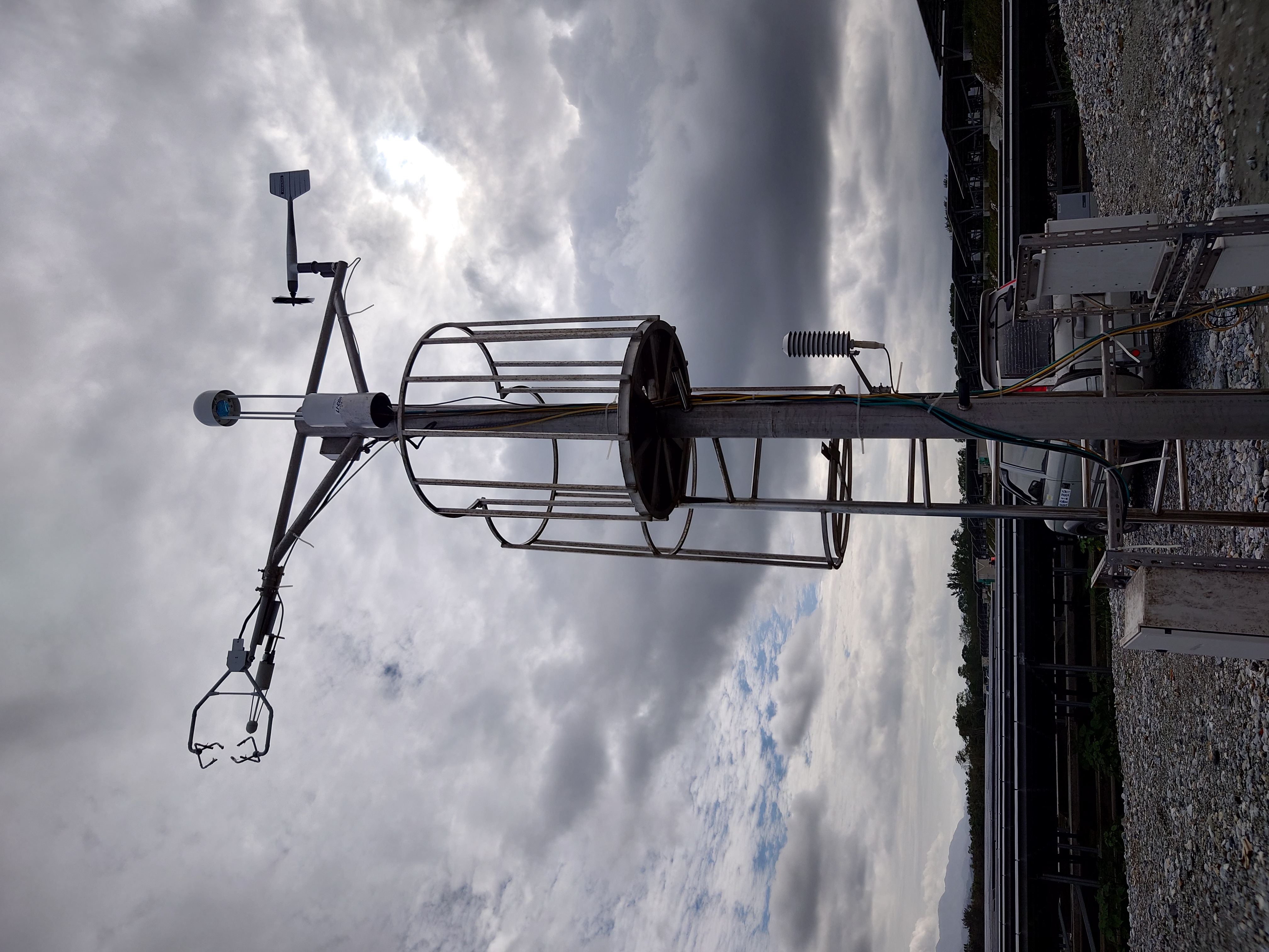 測量多種環境參數與溫室氣體通量儀器用的鐵塔。